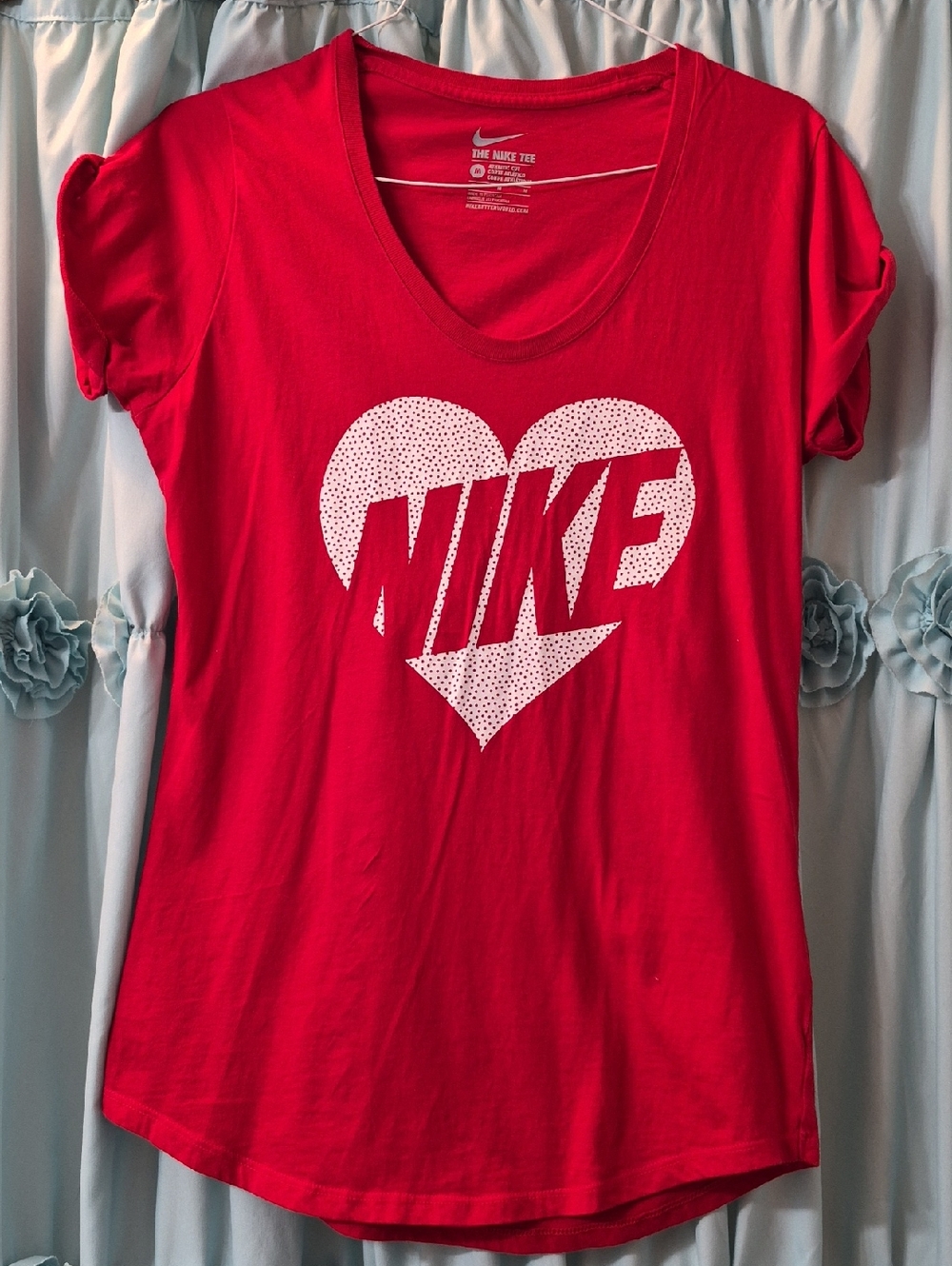 The NIKE TEE Red Heart Logo Athletic Cut Tee Shirt Sz M